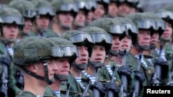 Российские военнослужащие маршируют колоннами во время военного парада в Москве, 9 мая 2024 года