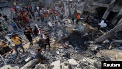 Գազայի հատված - Խան Յունիսում Իսրայելի հասցրած հարվածներից հետո պաղեստինցիները փլատակներում դիեր են փնտրում, 17-ը հոկտեմբերի, 2023թ.