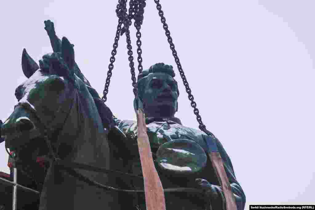 &laquo;Це технічно складні роботи, до яких залучили різну важку техніку, тож довелось частково перекрити рух транспорту на бульварі Тараса Шевченка. Демонтаж відбувався зранку у вихідний день, щоб не паралізувати рух центральними вулицями міста&raquo;, &ndash; кажуть у КМДА