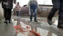 Без дорог и уличного освещения, с тусклым светом. Жизнь в дачном массиве Усть-Каменогорска
 
