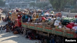 لاری های حامل مهاجرین افغان که می خواهند از پاکستان به افغانستان برگردند