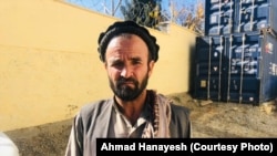 همایون باشنده ولایت پروان که به تازگی از پاکستان اخراج شده است