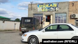 Illýustrasiýa suraty. Ahal welaýatynyň Bäherden etrabynda bir azyk dükany. Ýeňillikli azyk paýlarynyň gapdalyndan satyn alynmagy şert goşulýan zerurlygy bolmadyk harytlar alyjylar üçin artykmaç çykdajy bolýardy. 