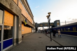 Миколаївський вокзал, в якому забиті дошками вікна, продовжує працювати