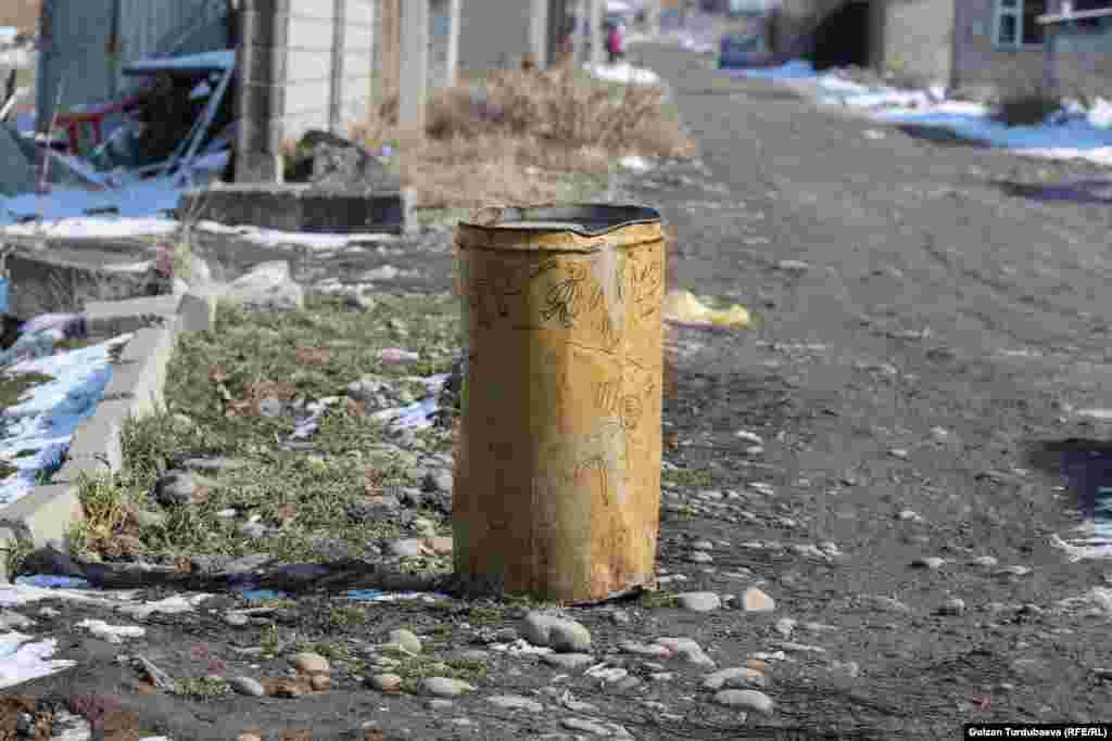 Ак-Ордо конушундагы таштанды челек. Бул конушка таштанды чыгарган жеке компания жумасына бир жолу келип турат.&nbsp;