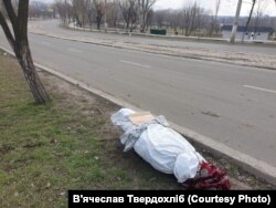 Тіло на вулиці, фото березня 2022 року
