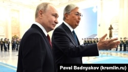 Президент Казахстана Касым-Жомарт Токаев (справа) приветствует прибывшего с визитом в Астану президента России Владимира Путина. 9 ноября 2023 года. Архивное фото.