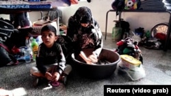 Газанын түштүгүндөгү качкындар лагеринде баш калкалаган балалуу аял