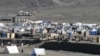 Pakistandan deportasiýa edilen owgan bosgunlary çadyrlarda ýaşaýar. Owganystan we Pakistan aradaky Torham serhet geçelgesi. Nangarhar welaýaty, Owganystan.