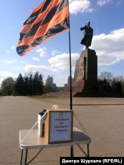 Проросійські активісти на центральній площі Харкова, квітень 2014 року