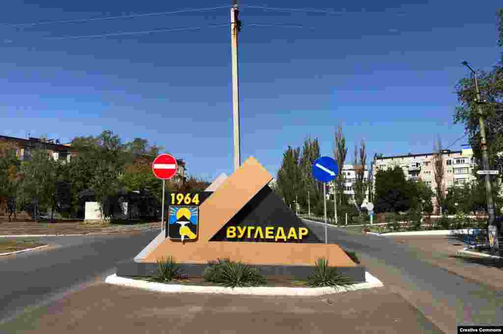 Donetsk oblastynyň Wugledar şäherine girelgedäki stela. Russiýanyň Ukraina garşy urşa başlamazdan öň, bu şäher kömrüň gazylyp alynýan we onuň işlenýän merkezleriniň biridi. 2022-nji ýylda şäherde 14 müň adam ýaşaýardy.