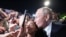 Путин целует девочку в Дербенте