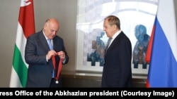 Ռուսաստան - Աբխազիայի ղեկավար Ասլան Բժանիան պարգևատրում է ՌԴ ԱԳ նախարար Սերգեյ Լավրովին, Սոչի, 3-ը հոկտեմբերի, 2023թ․