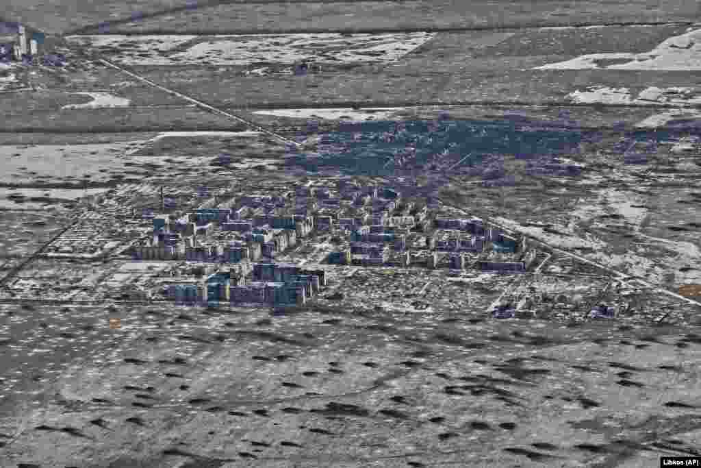 2023-nji ýylyň fewralynda, Wugledaryň ýokardan görnüşi. Uruş döwründe şäher düýbi bilen weýran edilse-de, Russiýa tarapyndan basylyp alynmady. Geçen ýylyň fewralynda, bu ýerde 500-e golaý ýerli ýaşaýjy galypdy. 2023-nji ýylyň tomsunda olar 100 adama çenli azaldy.