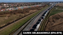 За інформацією, українських прикордонників, найдовша черга з вантажівок у Медиці – 1200, у Гребенному пів тисячі, у Корчові – майже тисяча машин