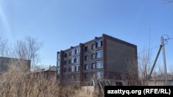 Многоквартирный дом по улице Камзина, 102. По вступившему в силу решению суда он идёт под снос. Павлодар, 10 апреля 2023 года