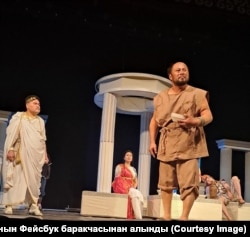 "Эзоп" спектакли. Эзоп - Арген Тойчиев; Ксанф - Эмгек сиңирген артист Солтобай Кулбаев, Клея - Надира Сарыкова. Спектаклди койгон режиссер - Талант Апыев.