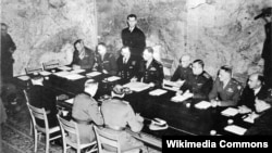 Германиянын шартсыз багынып берүү актына кол коюу маалы. Реймс, Франция. 07.05.1945.