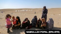 تعدادی از زنان و کودکان مناطق زلزله زده در ولایت هرات