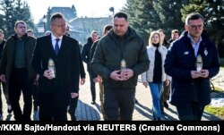 Министр иностранных дел Венгрии Петер Сийярто, глава Офиса президента Украины Андрей Ермак и министр иностранных дел Украины Дмитрий Кулеба (слева направо) на встрече в Ужгороде 29 января 2024 года