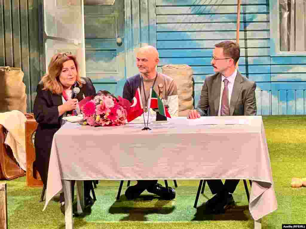 Камал театрының баш режиссеры Фәрит Бикчәнтәев тамашачылар белән аралаша