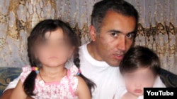 Манучехр Холикназаров со своими детьми