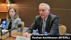 Помічниця голови Мінфіну США по боротьбі з фінансуванням тероризму та фінансовими злочинами Елізабет Розенберг (ліворуч), заступник міністра торгівлі США Метт Аксельрод (праворуч). Казахстан, 25 квітня 2023 року