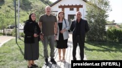 Ադրբեջանի նախագահ Իլհամ Ալիևը Լաչինում տուն ստացած ընտանիքի հետ, 28-ը մայիսի, 2023թ.