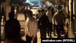 Группа молодых людей собирается на разборки. Ашхабад. Ноябрь, 2023. 