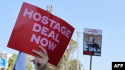 Газа тилкесинде палестиналык согушкерлер тарабынан барымтага алынгандардын үй-бүлөлөрү митингге чыгышкан. 2-сентябрь, 2024-жыл, Тель-Авив. 
