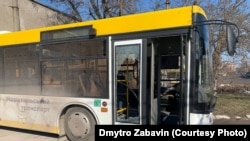 Пошкоджений через обстріли автобус в Маріуполі, березень 2022 року