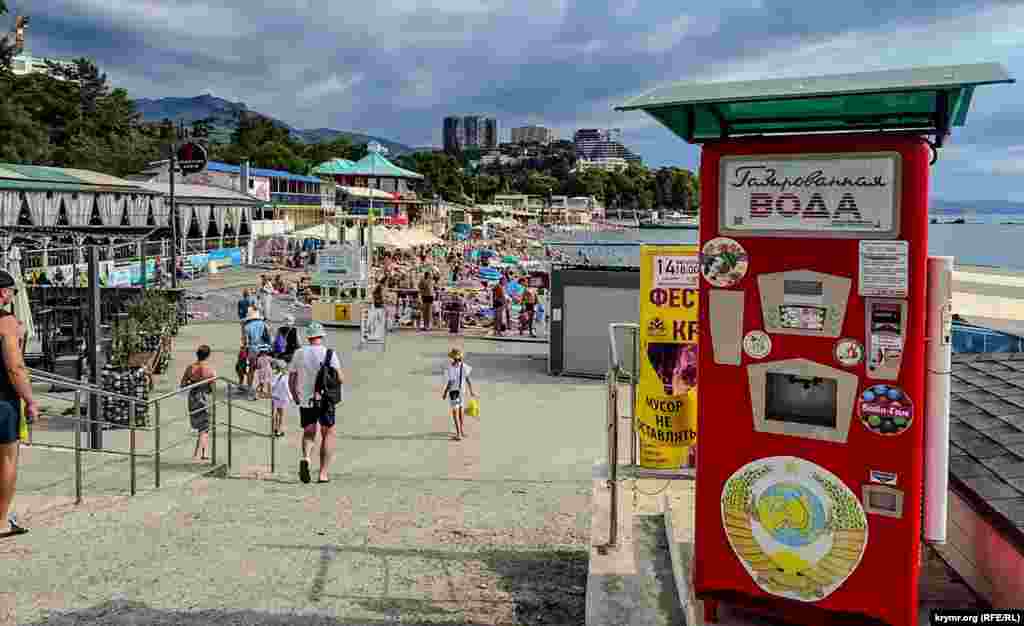 Центральный городской пляж Алушты заполнен плотно, середина августа 2024 г.