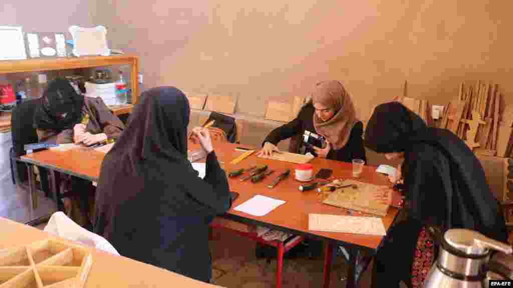 Последние три года они усердно работают над замысловатыми резными узорами, которыми раньше украшали дома и мечети. Женщины создают также уникальные предметы домашнего обихода