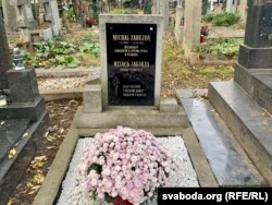 Магіла Міхася Забэйды-Суміцкага на Ольшанскіх могілках у Празе.