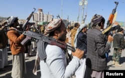 Новобранцы-хуситы во время церемонии по случаю окончания их военной подготовки в Сане. Йемен, 11 января 2024 года.