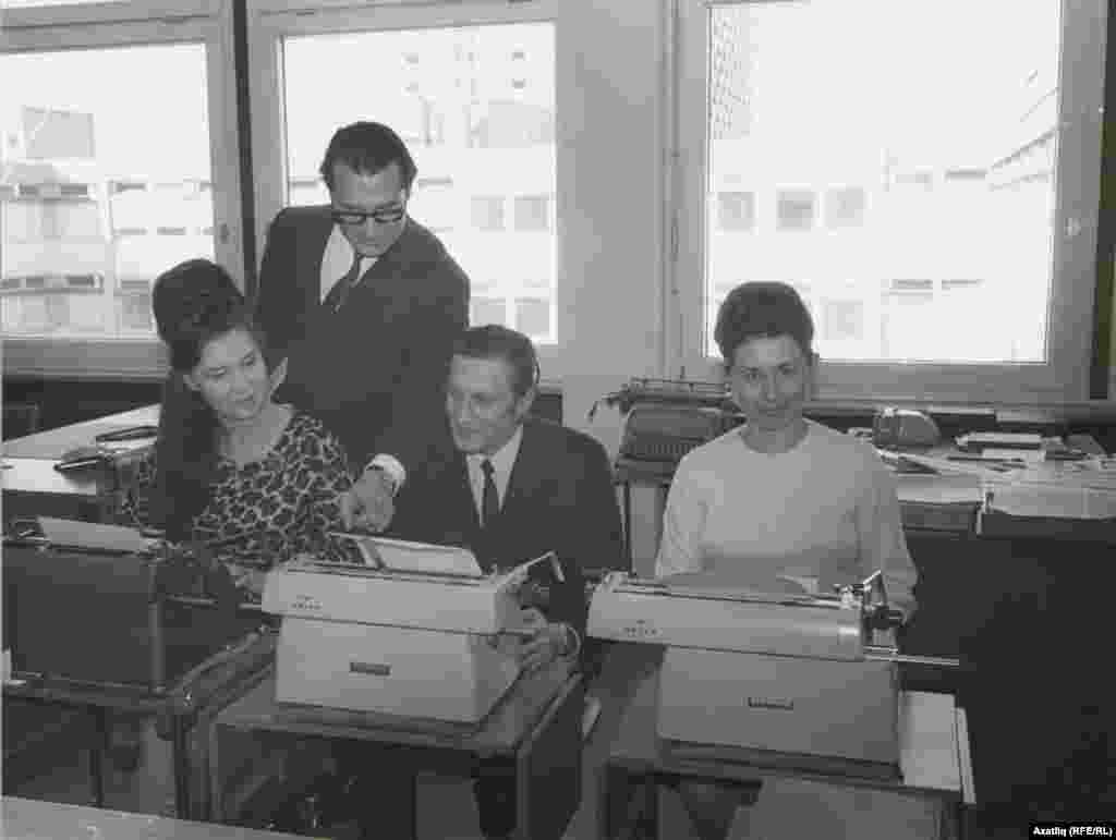 Азатлык радиосы хезмәткәрләре. Сулдан уңга:&nbsp;Хәлимә Шахмай,&nbsp;Гариф Солтан,&nbsp;Фәрит Аги, Рокыя Вафалы. Мүнһен, 1973 ел