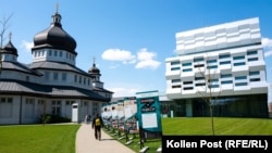 Український католицький університет зустрічає відвідувачів традиційною та техно-естетикою, а також плакатами проти комунізму та російського імперіалізму