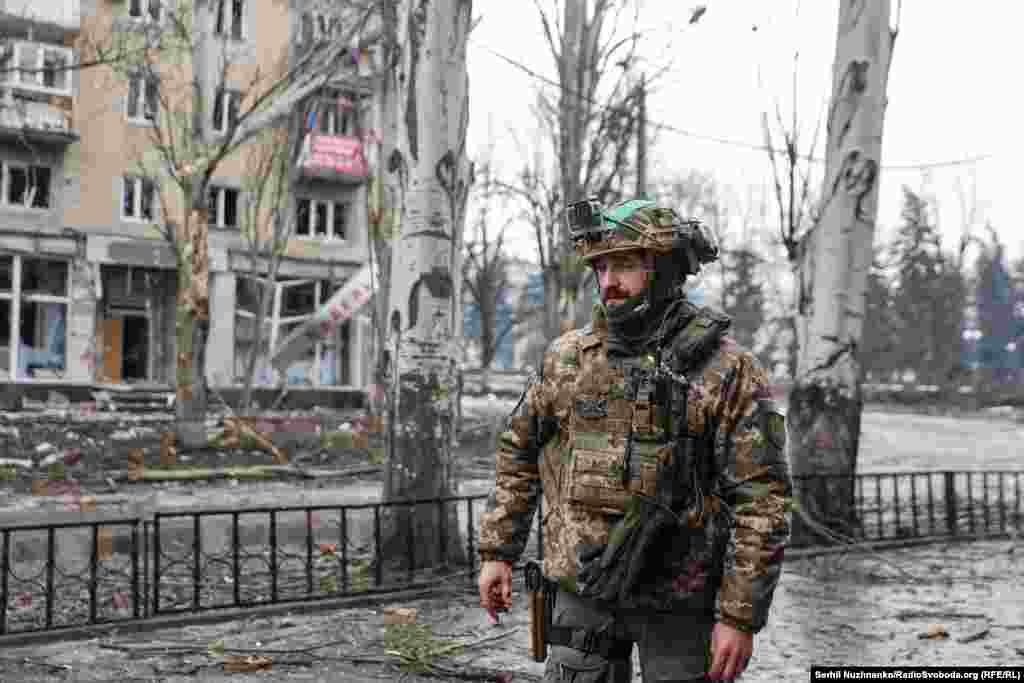 Юрій Саманюк, військовослужбовець 93-ї окремої механізованої&nbsp;&nbsp;бригади &laquo;Холодний Яр&raquo;. Позивний &laquo;Тринадцятий&raquo;. Фото з Бахмута, за який точаться жорстокі бої.&nbsp;25 лютого 2023 року&nbsp; Саманюк загинув у&nbsp;червні 2023-го на Запорізькому напрямку