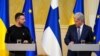 Ukrainian President Volodymyr Zelenskiy (left) and Finnish President Sauli Niinisto in Helsinki on May 3.
