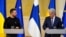 Ukrainian President Volodymyr Zelenskiy (left) and Finnish President Sauli Niinisto in Helsinki on May 3.
