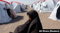 خیمه های خانواده های که خانه های شان در اثر زلزله اخیر در ولسوالی زنده جان هرات ویران شد