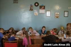 Діти в Тарасівці на кордоні з Росією переважно вчаться в онлайні через російські обстріли, але буває, що збираються і в школі