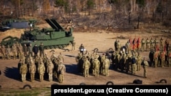 Президент вручив державні нагороди 30 військовослужбовцям ракетних військ і артилерії та військовослужбовцям інженерних військ ЗСУ