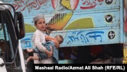 کودکان مهاجر افغان که از پاکستان به افغانستان بر میگردند