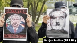 Президент Рахмонду Гитлерге салыштырган сүрөттү көтөрүп чыккан активисттер. 29-сентябрь, 2023-жыл