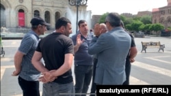 Զոհերի հարազատները Երևանի Հանրապետության հրապարակում, 1-ը մայիսի, 2024թ.