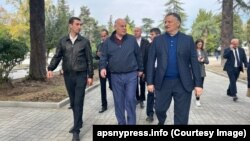 Аслан Бжания пошел по улицам столицы смотреть, как используются российские средства, поступающие по инвестпрограмме