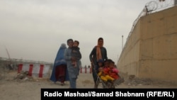 یک خانواده اخراج شده از پاکستان 