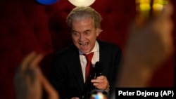 Ґерт Вілдерс, відомий своїми антиісласькими заявами, у виступі 22 листопада пообіцяв «повернути країну» нідерландцям і зупинити «цунамі мігрантів і шукачів притулку»