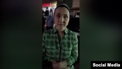 Дамира Ниязалиева анын шайлоо штабында күч органдары тинтүү жүргүзгөн маалда. 2023-жылдын 30-майына караган түнү тартылган видеодон алынган скриншот. 